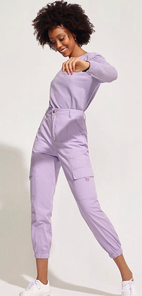 Modelo usando calça de sarja jogger lilás e moletom lilás